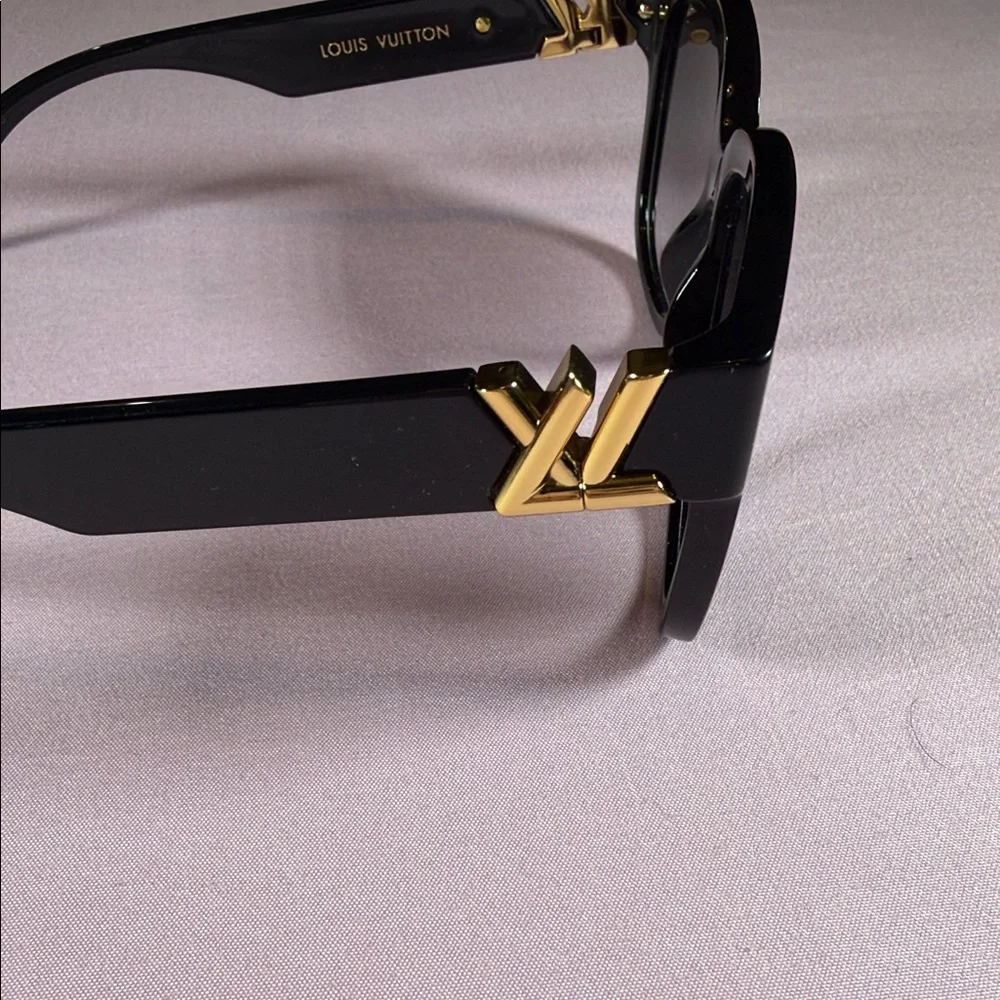 Louis Vuitton Sunglasses in Black with Gold Details -New, never worn - Picture 4 of 8